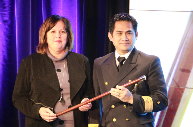 Le capitaine Jun Eric Aljo Dalipe a reçu la canne de la part de la PDG du Port de Montréal, Sylvie Vachon.