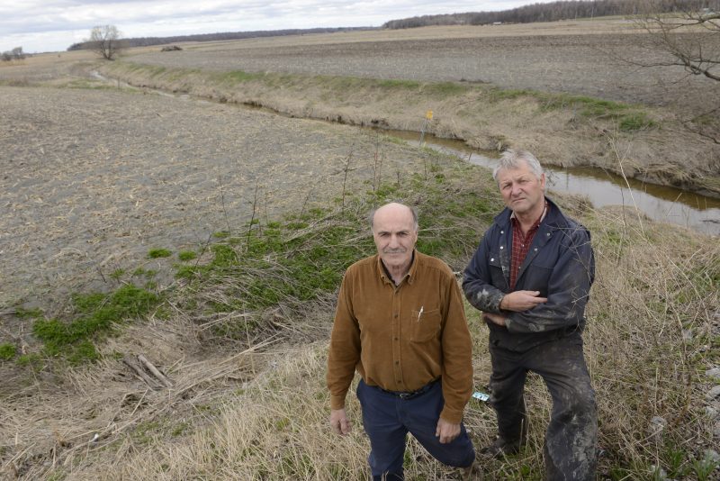 Les agriculteurs Gérard Beauchemin et Réjean Blanchette ne veulent rien savoir d'un lac artificiel pour poissons sur des terres agricoles