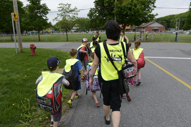 Une tretaine d'élèves de l'école Notre-Dame marchent avec le trottibus pour se rendre à l'école