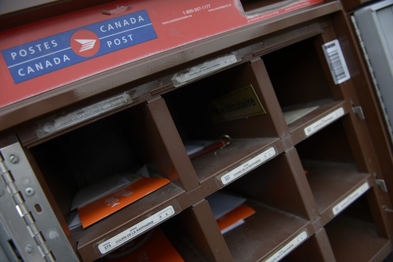 Un casier postal ouvert de Postes Canada