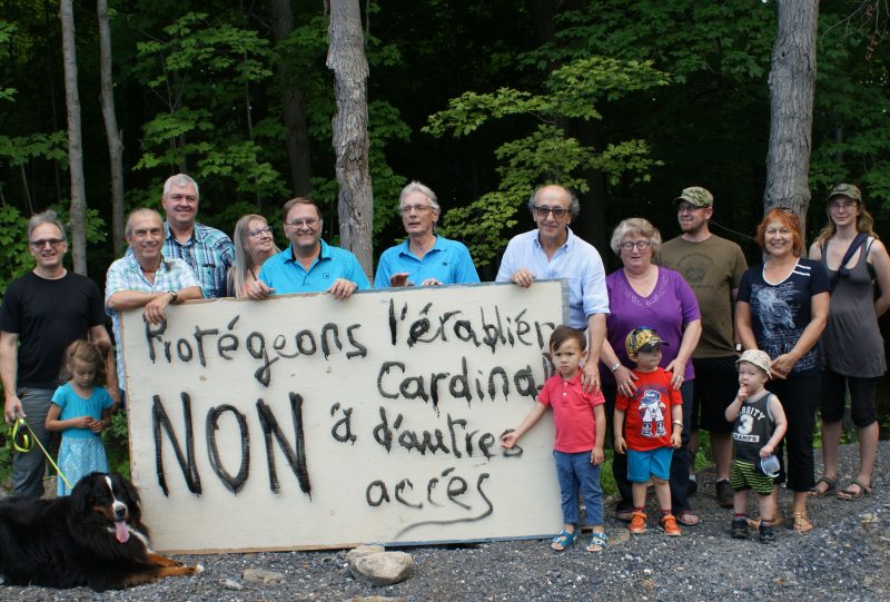 André Michel et d’autres citoyens tenant une manifestation devant l’entrée de l’accès supplémentaire