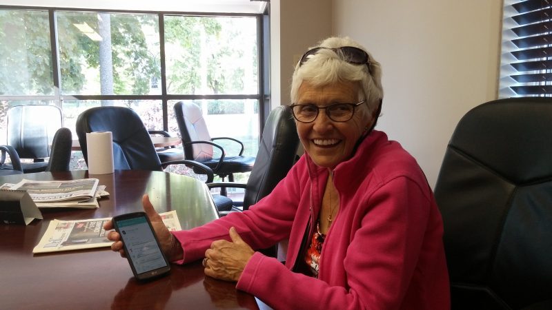 Carole Tétreault marche avec une montre Fitbit qui est connectée à une application sur son téléphone intelligent.