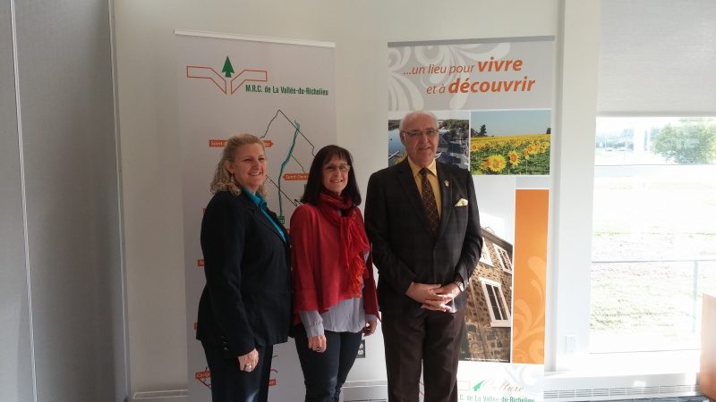 Manon Roger, directrice générale du CLD, et les élus Diane Lavoie et Gilles Plante ont présenté la Politique touristique de la Vallée-du-Richelieu et le Fonds touristique de la Vallée du Richelieu.