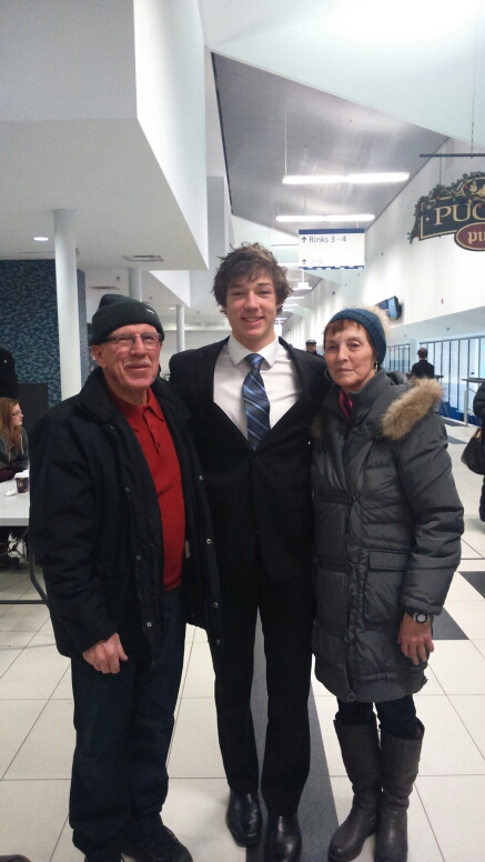 Brandon Duhaime (milieu) en compagnie de ses grands-parents paternels Guy et Betty.