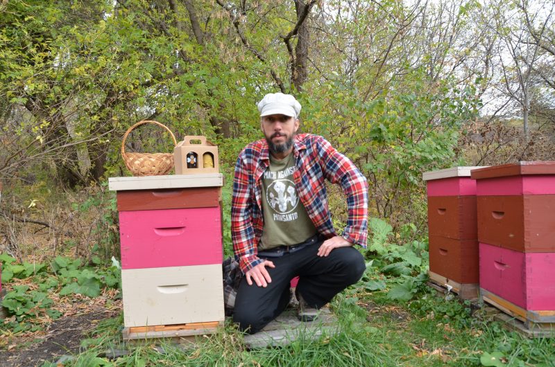En plus du miel, des chandelles et des savons, Jean-Sébastien Brault récolte aussi le pollen et la gelée royale.
