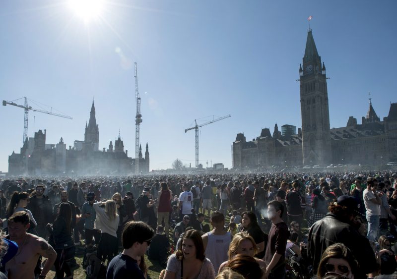 Sur la colline parlementaire à Ottawa, quelques milliers de manifestants s’étaient rassemblés à cette occasion pour consommer, si bien qu’on pouvait observer un nuage de fumée y flotter.