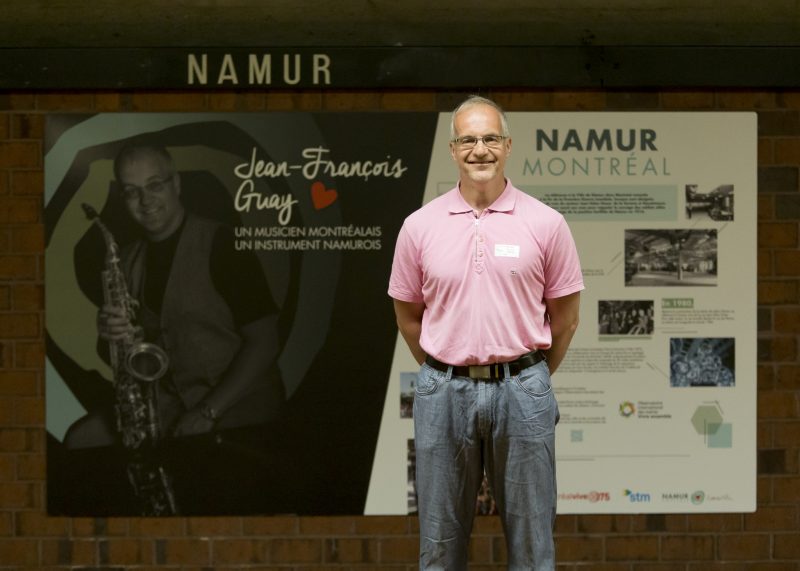 Le saxophoniste Jean-François Guay pose devant le panneau le présentant comme «un musicien montréalais» tenant «un instrument namurois».
