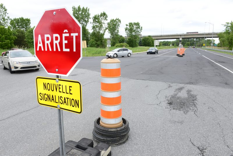 Des panneaux d'arrêts ont été installés temporairement sur la rue Richelieu, le temps des travaux de reconstruction du viaduc de la rue Saint-Jean-Baptiste.