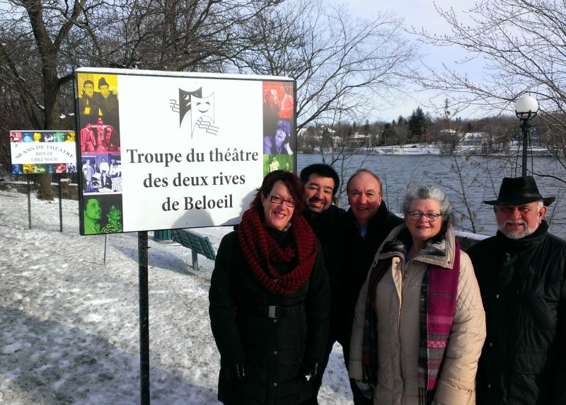 Des membres du conseil d'administration de la Troupe de théâtre des deux rives, Joanne Landry, Frédérique Brault , Claude Leroux, Ginette Boulet et Gilles Vachon .