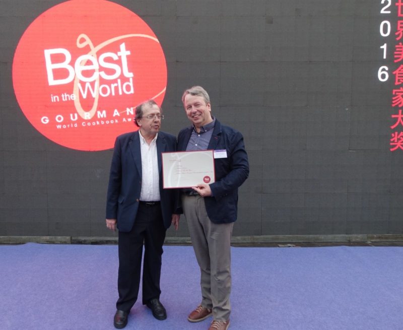 Remise du premier prix du Gourmand Word Cookbook Award "Best in the World" à Michel Jodoin (à droite) par Edouard Cointreau