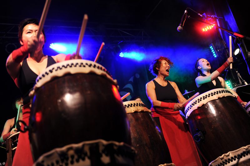 Le Festival international de percussions (FIP) qui animait auparavant les rues du Vieux-Longueuil se tient cette année à Montréal.