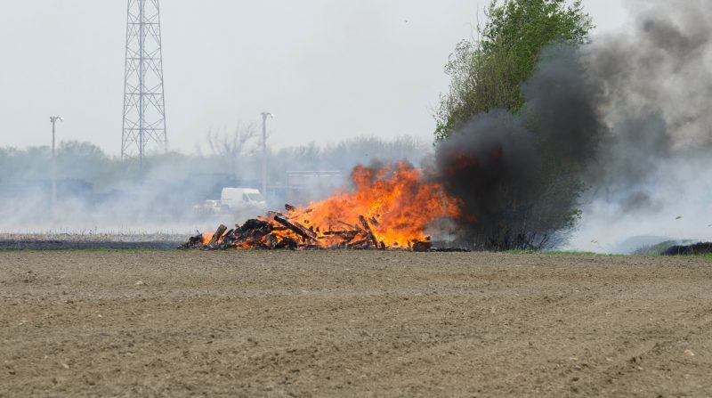 Les pompiers de Ste-Madeleine ont combattu samedi le 9 mai, un important incendie de champ de maïs d'une superficie de plus 1.6 million de pied carrés, entre la route 116 et l'autoroute 20.