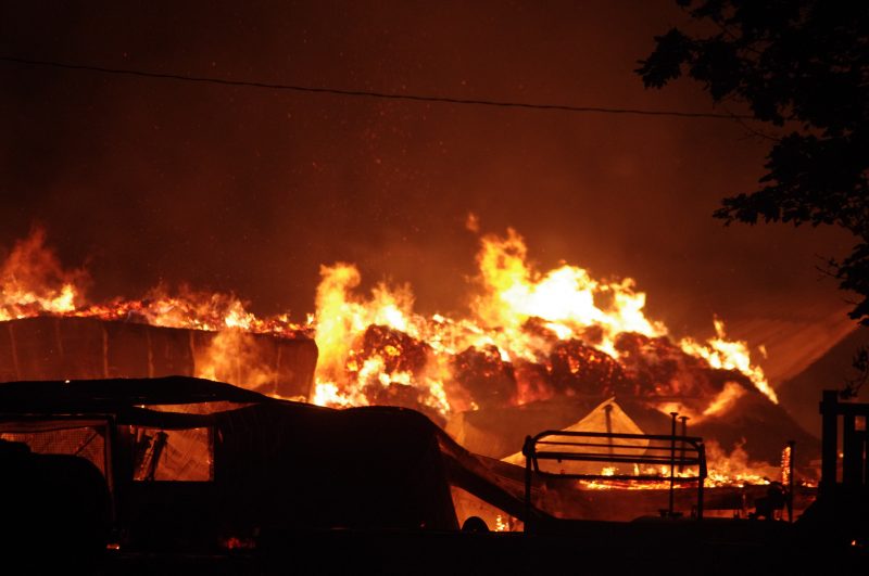 Un violent incendie a complètement détruit l'étable de la ferme laitière Gaudette et fils, situé à Saint-Denis-sur-Richelieu, dans la nuit de lundi.