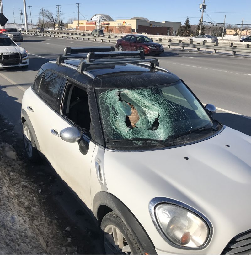 Le pare-brise de cette voiture a éclaté sous l'impact d'une plaque de glace en provenance d'una autre voiture, le 10 février à Laval.