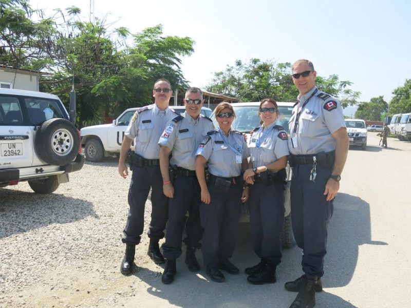 Les policiers canadiens de la Mission des Nations Unies pour la stabilisation en Haïti (MINUSTAH) épaulent des policiers haîtiens qui travaillent dans des conditions difficiles avec peu de ressources.