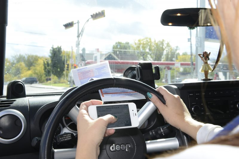 Selon un sondage réalisé en octobre 2014 pour le compte de la SAAQ, 56 % des conducteurs avouent qu'il leur arrive de parler au téléphone cellulaire en conduisant.