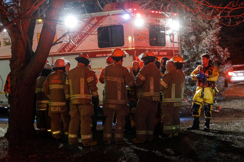 Les pompiers en briefing après avoir secouru une personne de la rivière Richelieu le 12 mars 2017.