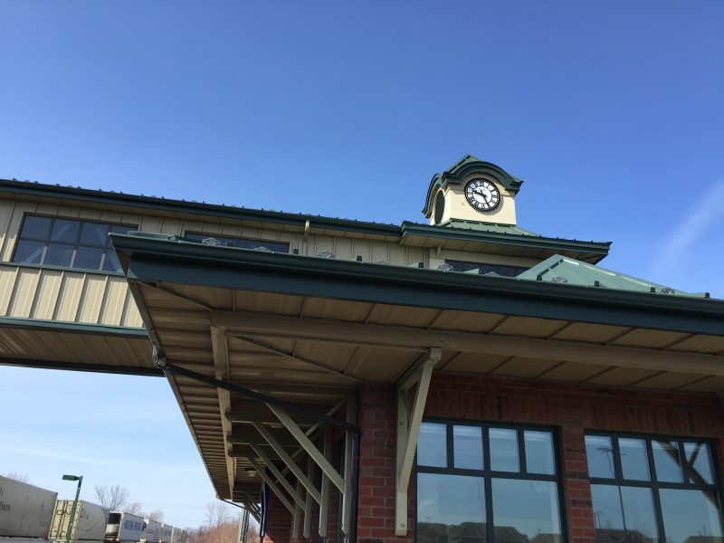L'horloge de la gare de Mont-Saint-Hilaire ne fonctionne plus. Elle sera remplacée par un logo de la Ville.