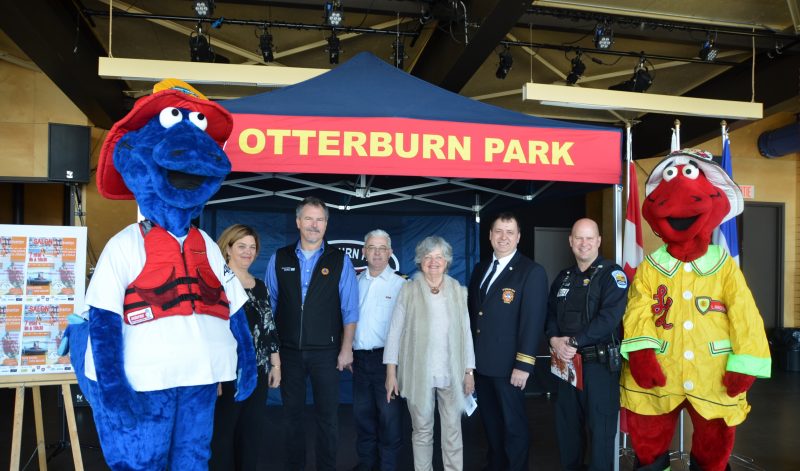 Les partenaires et les organisateurs ont dévoilé la programmation du premier Salon de la prévention et de la sécurité d'Otterburn Park, accompagnés des mascottes Chef Lance L'eau et Gare à l'eau.