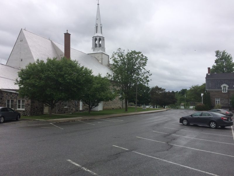 L’arrière de l’église Saint-Hilaire pourrait accueillir un stationnement municipal.