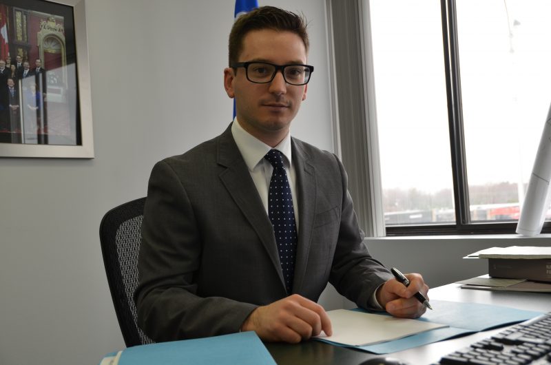 Le député de Borduas Simon Jolin-Barrette dénonce la nouvelle taxe sur l'immatriculation.