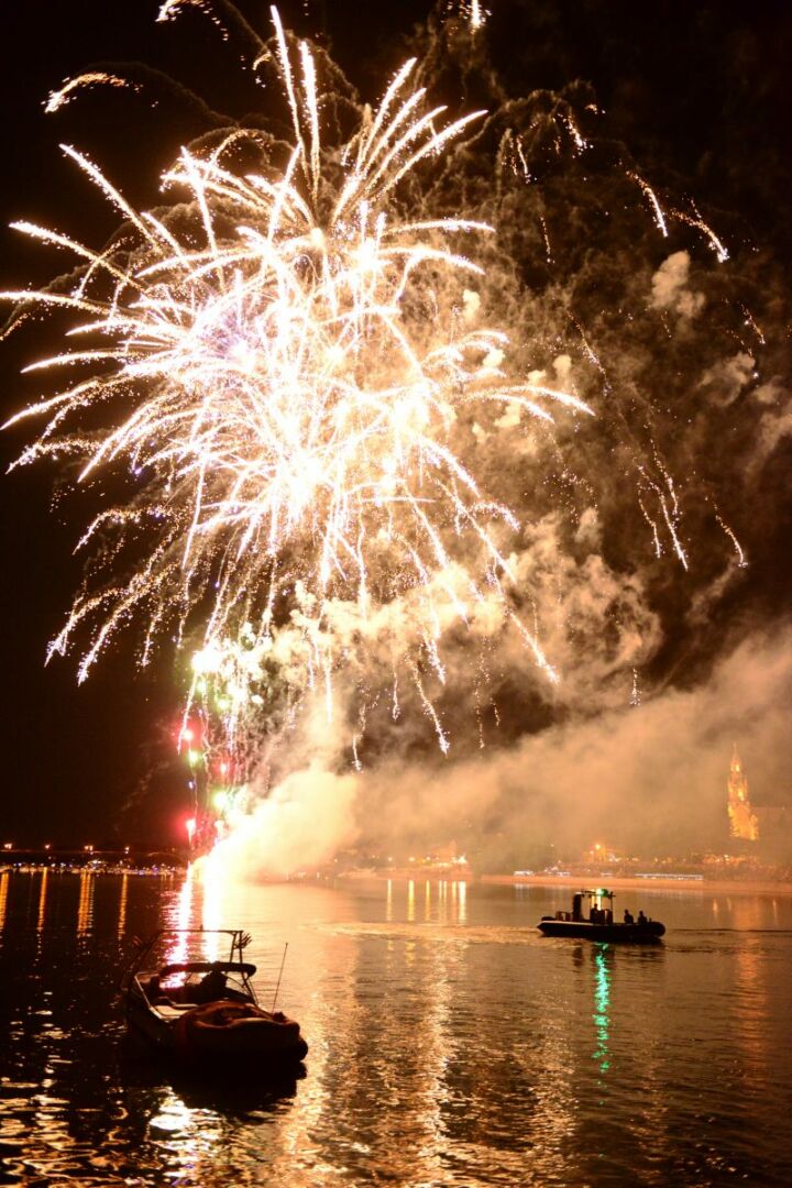 Beloiel, 23juin 2014- Les feux de la fête nationale sur la rivière Richelieu, à Beloeil