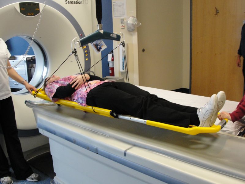 une patiente dans un scanner médical.
