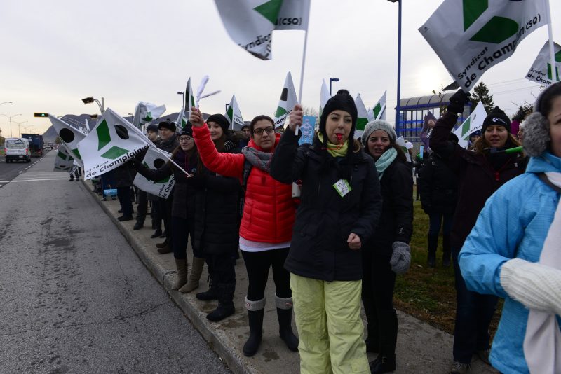 Les membres du Syndicat de Champlain ont manifesté devant la gare de McMasterville.