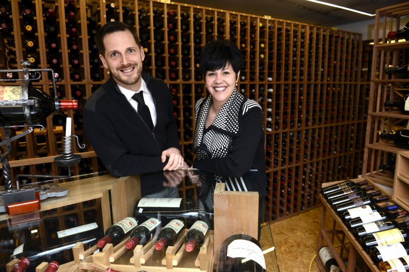 Yann Purtell et Marie-Josée Denis dans l'impressionnante cave à vin du restaurant le Coureur des Bois