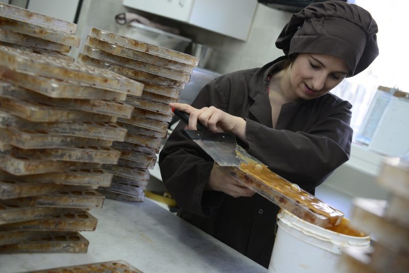 La journaliste Karine Guillet en pleine confection de chocolats de pâques à la Caborsse d'or.