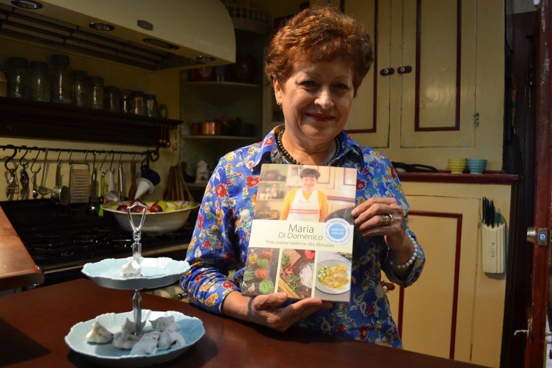 Maria Di Domenico tient son premier livre dans le confort de sa cuisine, aussi sa salle de cours.
