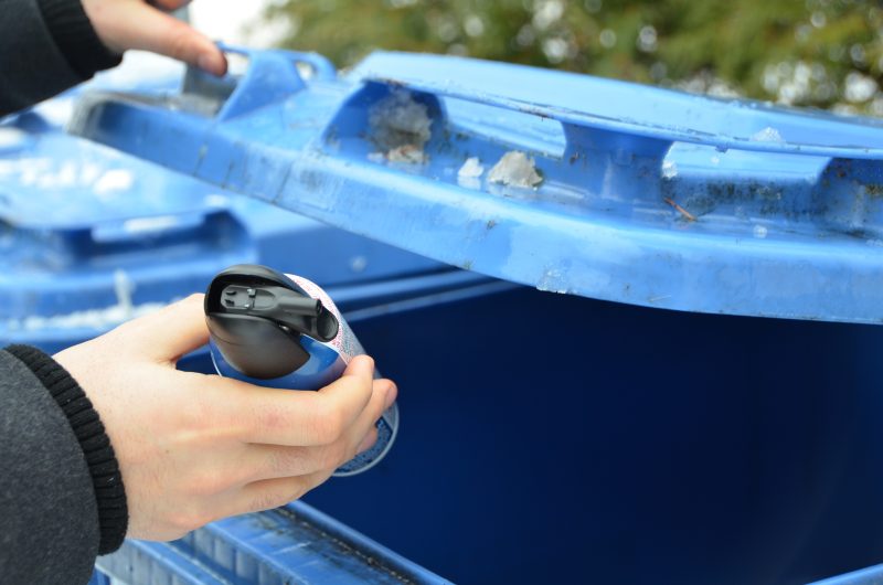 Le Plan métropolitain de gestion des matières résiduelles vise un objectif de 70% des matières recyclables et des résidus de construction d'ici 2018. La Communauté métropolitaine de Montréal vise également la valorisation de 60% des déchets organiques, incluant les boues municipales, d'ici 2025.