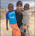 Des pompiers participent à la construction d’une école en Haïti