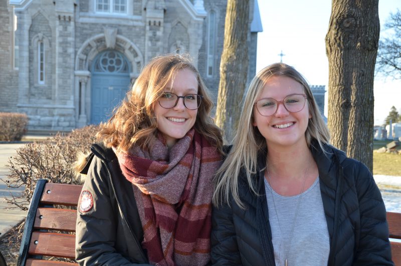 Aleksandra Collin et Maude Perron estiment que la recherche-action a influencé leur cheminement scolaire.