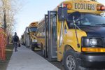 Des cégepiens dans les autobus du secondaire