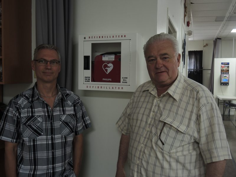 Le directeur des ventes de Gestion Paramédical, André Chouinard, et le grand chevalier Claude Lebrun.