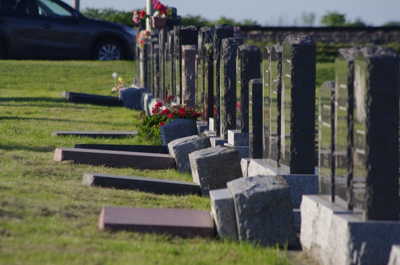 Près d'une vingtaine de pierres tombales ont été renversées au cimetière de Sainte-Madeleine.