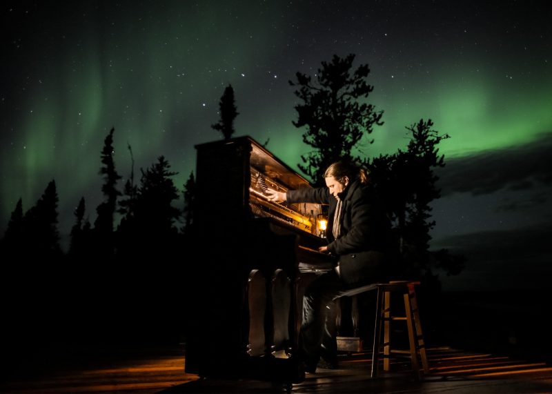 Roman Zavada a improvisé au piano sous les aurores boréales du Grand Nord canadien.