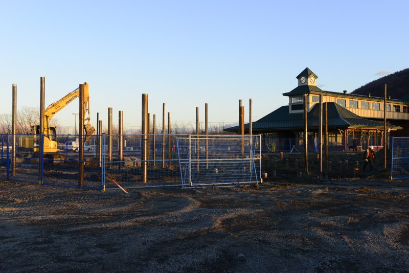 Une équipe s'affaire à installer les pieux en vue de la construction d'un bâtiment commercial au Village de la gare.