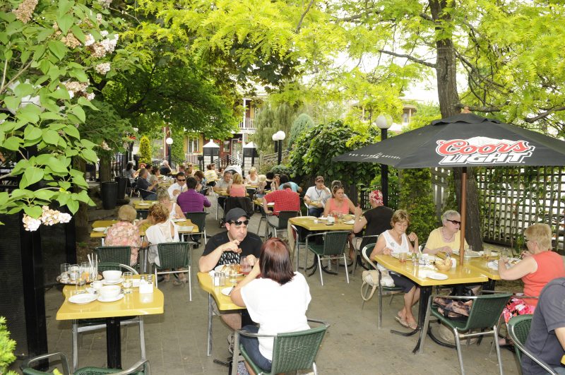 Les restaurants et bars du Vieux-Beloeil vivent bien avec la nouvelle loi sur le tabac.