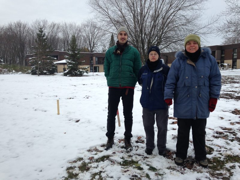 Lukas Brasseur, Sylvain Sanscartier et Marlyn Demers devant le jardin de l'organisme.