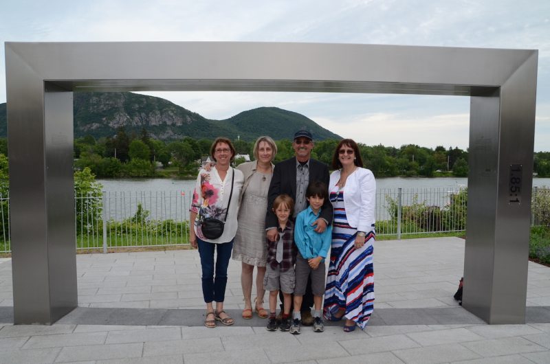 La famille de Michel Brault et les élus de la municipalité. Photo: Karine Guillet