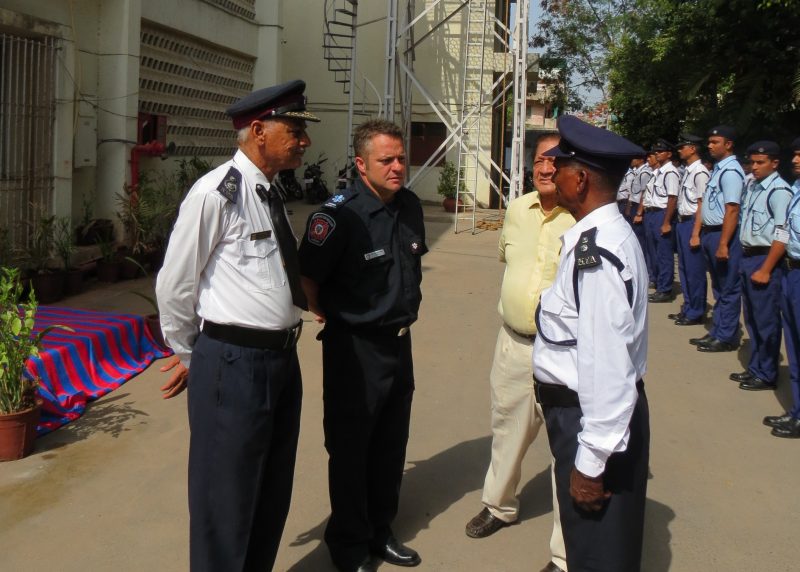 Le pompier Dominique Feuiltault (en bleu) avec les officiers indiens, à l'académie nationale des pompiers de l'Inde.