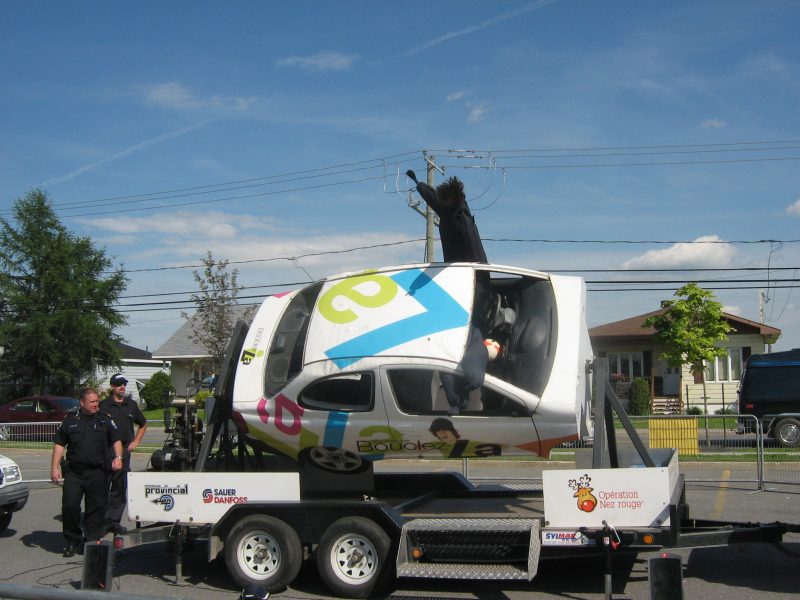 Les policiers de la Régie de Police Richelieu-Saint-Laurent utilisent un simulateur de tonneaux pour montrer l'impact d'un accident à haute vitesse.