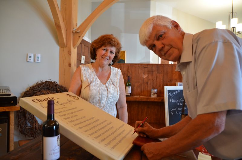 Jasmine Berger et Bernard Gravel signent la charte dont s'est doté le vignoble.