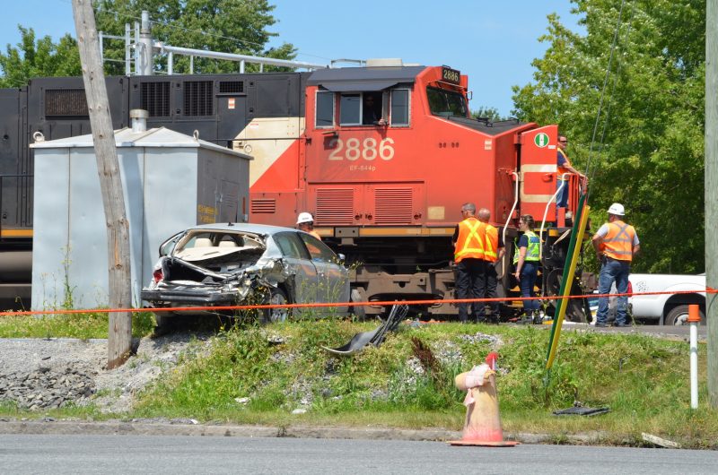 La voiture aurait endommagé le bâtiment du CN dans l'accident. photo: Karine Guillet