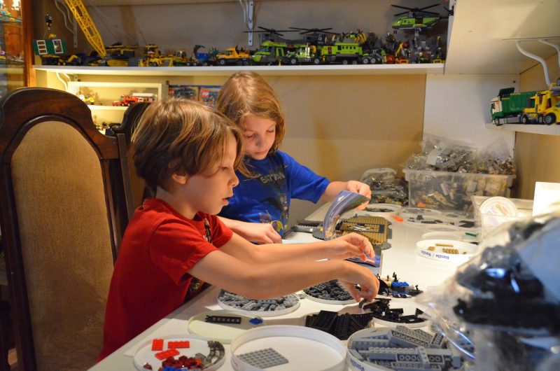 La fabrication de lego a développé le souci du détail chez Jacob et Jazmaël, constate leur mère. Photo: Karine Guillet
