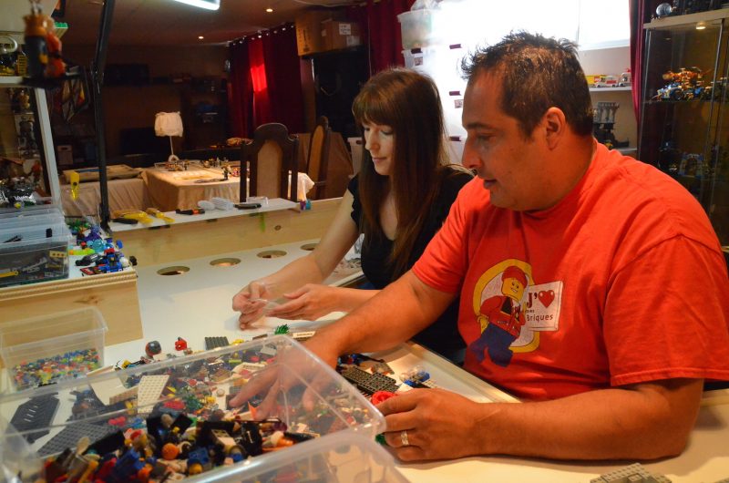Daniel St-Pierre et Mélanie Bertin classent chaque pièce selon sa couleur avant de les ranger dans le véritable atelier de Lego adjacent.. Photo: Karine Guillet