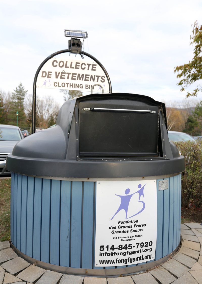 Les bacs à vêtement de Grands Frères Grandes Sœurs sont toujours présents au Mail Montenach et dans le stationnement du supermarché Maxi. Photo: Robert Gosselin