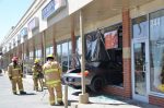 Une voiture fracasse la vitrine d’un commerce